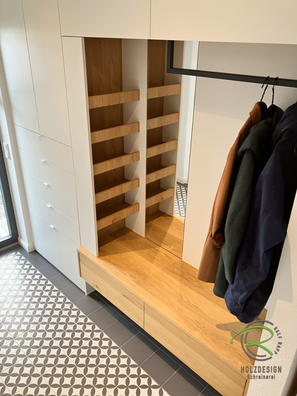 Maßgefertigte Flurmöbel Einbaugarderobe von Schreinerei Holzdesign Ralf Rapp in Geisingen mit schwebender Garderobensitzbank in Eiche astig furniert und Stauraumschrank in weiß mit verstecktem Regal in Eiche für Accessoires 