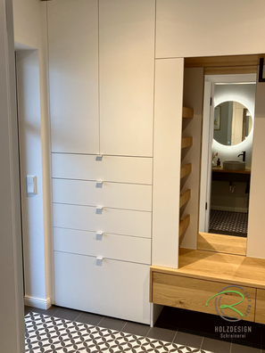 Auf Maß gefertigter Flurschrank vom Schreiner in weiß und Eiche astig mit für jedes Familienmitglied 1 Schublade und großem Stauraumschrank, versteckte, offene Regalefächer für Accessoires in Eiche furniert