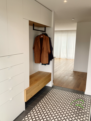 Maßgefertigter Flurmöbel Einbauschrank vom Schreiner mit offener Schrank-Nische & schwarzer U-Form Kleiderstange, schwebender Sitzbank in Eiche astig