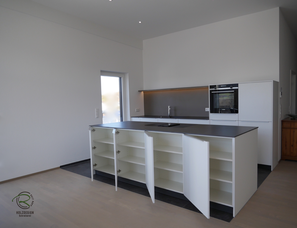 Kücheninsel in weiß mit Keramik-Neolith Arbeitsplatte mit Highboard für Kühl-Gefirrschrank u. Backofen mit brauner, indirekt beleuchteter Nischenrückwand u. Aluminium Griffleiste auf der Front u. flächenbündiger Induktion-Muldenlüfter Siemens