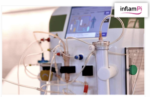 Moderne INUSpherese®-Therapie im Einsatz: Ein Patient erhält eine schonende und revolutionäre Blutwäsche (Apherese) in unserem hochtechnisierten medizinischen Zentrum. Die innovative INUSpherese®-Methode reinigt das Blut präzise von schädlichen Substanzen