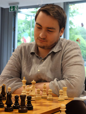 Marius Kraft veredelte mit seinem Partiegewinn die Leistungen seiner Mitspieler zum Mannschaftssieg (Foto: A. Obdenbusch)