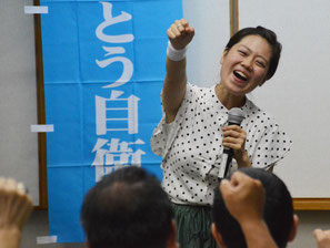 「ありがとう自衛隊キャラバンin石垣」で山口さんが自衛隊応援ソングを披露した=24日、大濱信泉記念館