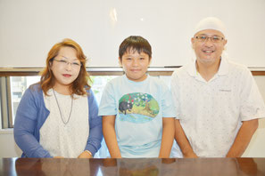 親子新聞記者に当選した徳誠司さん(右)と琉歌(るか)君と母親の小百合さん=24日午前、平得にある徳さんの学習塾で
