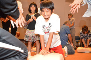 心肺蘇生方法を学んだ﨑山瑠子さん=9日、石垣市民会館中ホール