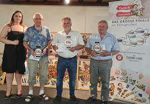 Moderatorin Tanja Haas gratuliert den Tarocksiegern 2020 Johann Zandt (2., Salzburg), Sieger Andreas Fellner (Feldkirchen) und Josef Breidt (3., St. Roman)