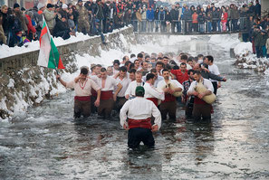 Danse du horo dans l'eau glacée, Bulgarie