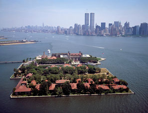 Ellis Island mit Blick auf die Skyline von New York (Quelle: Pixabay, https://pixabay.com/de/ellis-island-new-york-city-skyline-898932/)