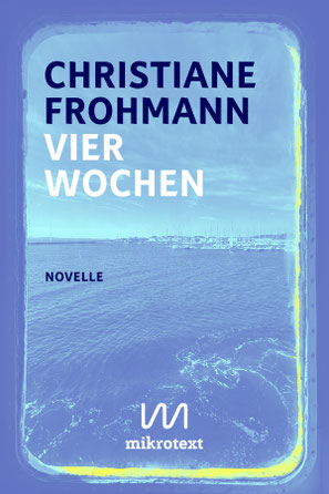 Auf dem Cover von "Vier Wochen" ist ein Meer aus der Perspektive eines Bootsfahrers abgebildet, am Horizont die Küste.