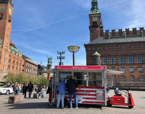Am besten Platz des Landes: Hotdogstand auf dem Rathausplatz in Kopenhagen. Foto: Stefanie Czechowsky, 2025