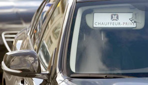 VTC affichant sur le pare-brise "chauffeur privé"