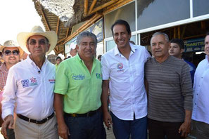 En Playita Mía de Tarqui (Manta, Ecuador): Mariano Zambrano, Jaime Estrada, el ministro José Francisco Cevallos y el empresario pesquero José "el Paisa" Salazar Mero.