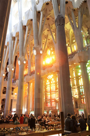 Sagrada Familia von innen, bunte Fenster, Kathedrale, Barcelona, Gaudi