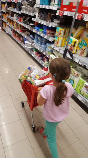 Unsere Kleine mit ihrem Einkaufswagen im Rewe
