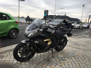 江ノ島をバックに撮影