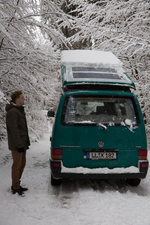 SOLARA solar modules on the VW bus, camper, van, panel van or expansion vehicle. The solar modules have been providing reliable power for on-board supply since 2001. Solar power with flat solar modules for light, refrigerator, television and computer.