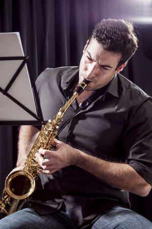 Erwachsener Saxophonschüler beim Vorspiel im Konzertsaal der Musikschule Koblenz und Umgebung