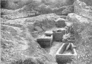 Intérieur du monastère de Pental, à Saint-Samson de la Roque, avec les  sarcophages mérovingiens.