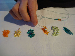 Perlen fädeln mit Fädelnadel, Atelier im Kornmesserhaus