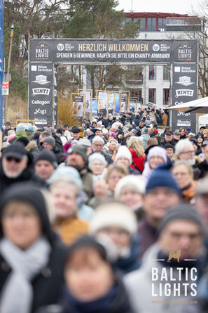Tausende von Zuschauern strömen an den Strand