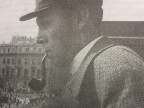 1930年代のハルムス。ホームズばりにパイプをくわえている有名な写真。