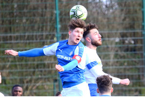 Kiels Jan Matti Seidel gegen den Hamburger Kastrati Rrahmani - Fotos: pin