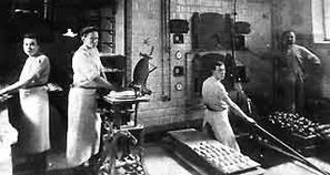 Die Brüder Fritz (2. v.l.) und Hermann (in der Grube) Jacke in der Bäckerei Kerstin in Soest, 1912