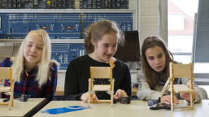 Die Girls in Action mit ihren selbstgebauten "Handy-Liegestühlen"