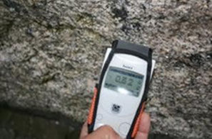 モン・サン・ミッシェル修道院は石灰岩大地に忽然と現れた小高い花崗岩山0.45μS/hrでした。