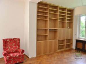 Einbauschrank Bücherregal in Eiche furniert mit Schiebetüren