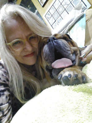 Mujer con perrito sonriendo