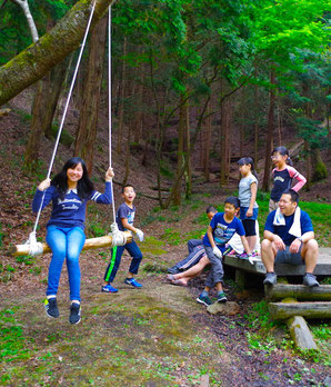森の木に設置したブランコで遊ぶ子どもたち