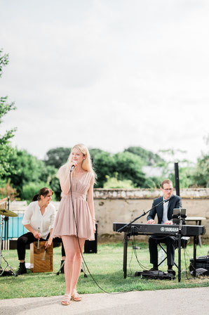 🎶 Duo voix-piano animant un cocktail de mariage élégant à Auxerre, ambiance acoustique raffinée avec répertoire pop et jazz pour séduire toutes les générations.