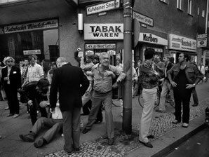 Aufgebrachte Bürger beschimpfen Teilnehmer einer vorbeiziehenden Demonstration, Kufsteiner Straße in Schöneberg, 1981