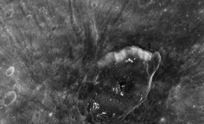 Freie Sicht auf das Innere des 41 Kilometer großen Kraters Apollodorus mit mysteriösen hellen Flecken und seinem Zentralberg.