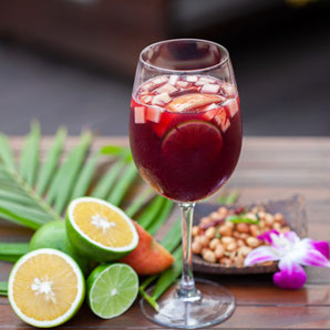 Traditionell wird eine Sangria mit Rotwein zubereitet