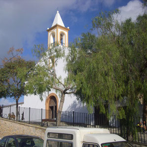 Die Dorfkirche in Sant Joan mit dem seltenen Glockenturm