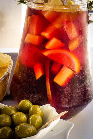 Sangria mit frischen Früchten auf Ibiza