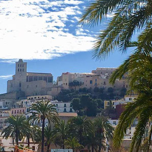 Die Kathedrale thront über die Insel Ibiza