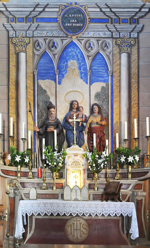 San Gavino di Fiumorbo - Retable du maître autel - St Antoine abbé et Ste Lucie encadrent la Vierge à l'Enfant (stucco lustro)