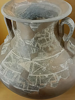 Iberische Gefäß in der Form einer Amphora/Pelike mit Figuren (Reiter/Pferde) und Mustern. (Die gefundenen Scherben sind wieder zusammengesetzt.) Diese Gefäße wurden für Öl, Wein und Wasser verwendet. Bild aufgenommen im Museum von Ullastret