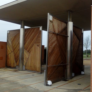 Puertas abatibles giratorias automatizadas con las motorizaciones de rueda de Akia Francia