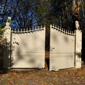 Beige swing gate with AKIA France System wheeled motor drive