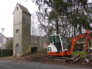 Trafoturm und Bagger