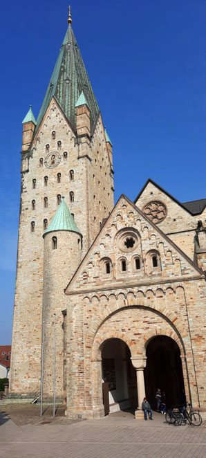 Paderborner Dom, Haupteingang darin vor Witterung geschützt das Himmelsportal