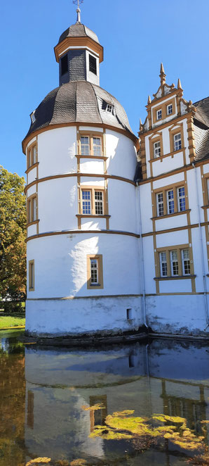 Sommerwetter und -farben, Schlossturm und Gräfte Schloss Neuhaus