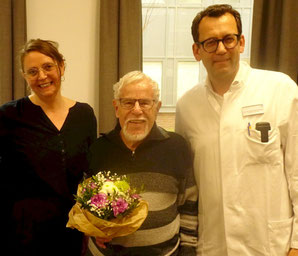 v.l.n.r. Frau Schormann, Stadt Düsseldorf, Dieter Claas, Prof. Dr. Bastian, Chefarzt der Urologie im Marienhospital