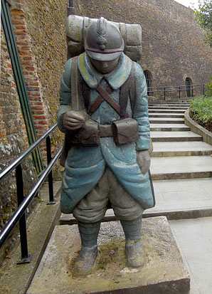 Un "poilu" dans son uniforme bleu horizon monte la garde au pied de l'escalier d'accès au musée