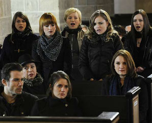 At the funeral of the two teachers, a very touching event occurs,that stirs Bea deeply. Timo can't find any peace after Luzi's confession.He desperately wants to get out of the hospital to win her back.