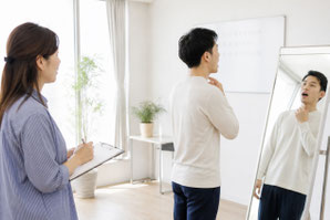 会議室でプレゼンをしている男性